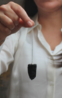 Puissant et authentique, le pendule en obsidienne brute est un outil de radiesthésie profondément ancré dans l’énergie  de la vérité et de la protection. Sa texture naturelle, non polie, renforce la connexion directe avec les énergies telluriques.