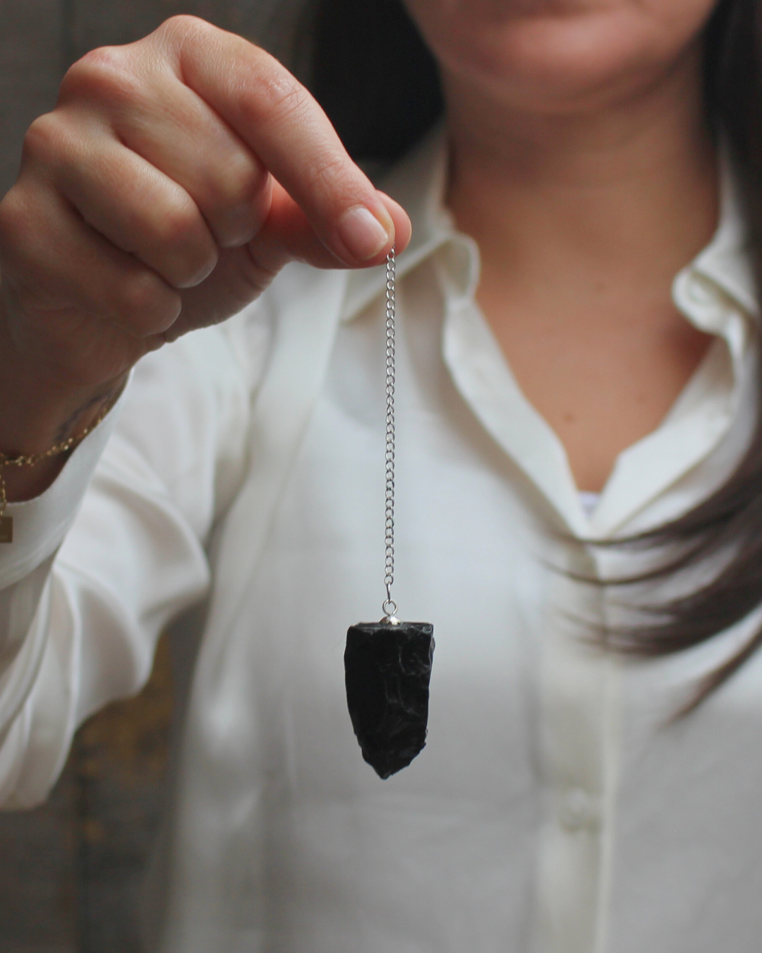 Puissant et authentique, le pendule en obsidienne brute est un outil de radiesthésie profondément ancré dans l’énergie  de la vérité et de la protection. Sa texture naturelle, non polie, renforce la connexion directe avec les énergies telluriques.