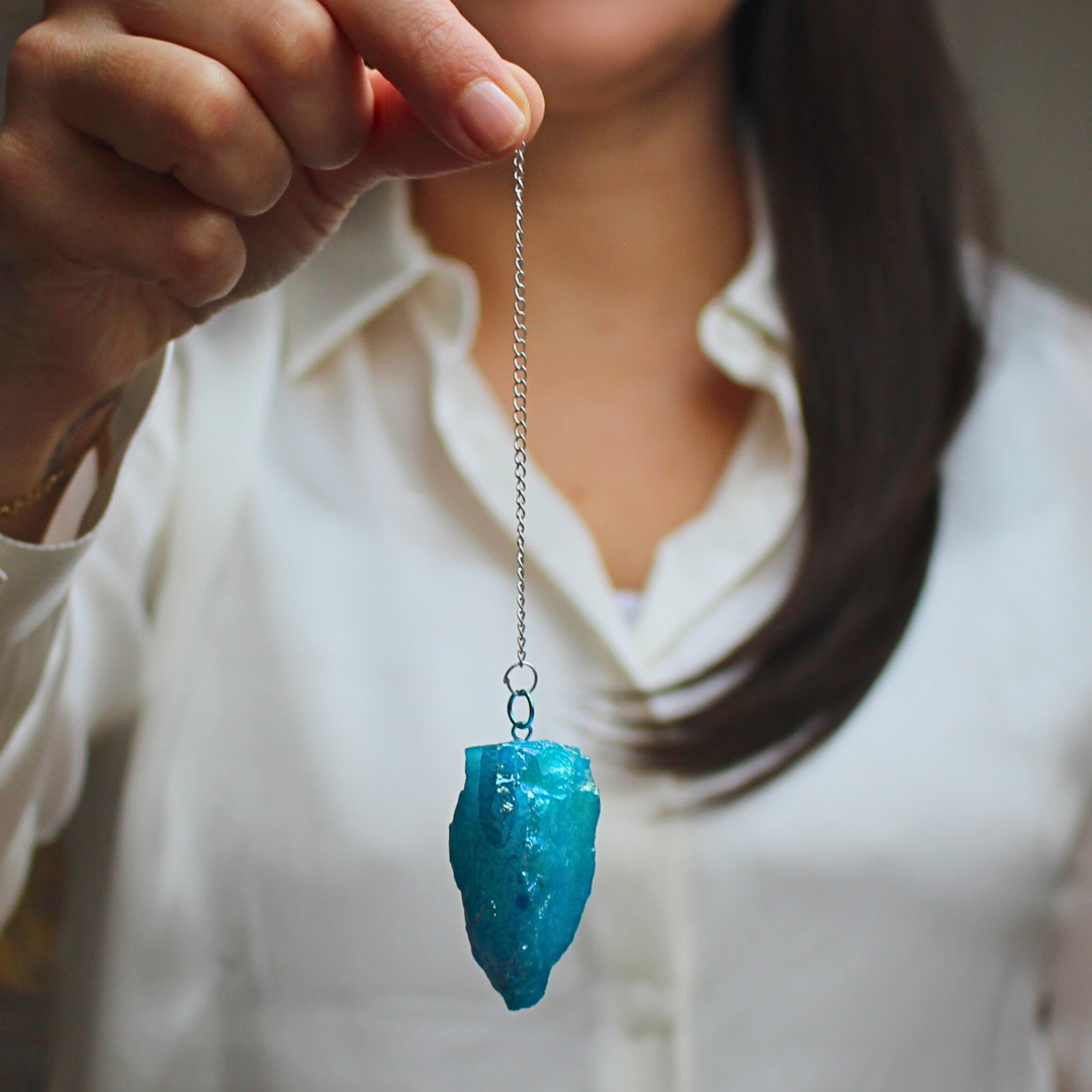 Ce somptueux pendule en quartz Aqua Aura bleu se distingue par son éclat iridescent et sa vibration apaisante. Sa finition brute préserve la force naturelle du cristal tout en offrant une beauté céleste, presque magique.
Idéal pour les travaux de radiesthésie, les soins énergétiques et la méditation intuitive, il aide à apaiser le mental et à clarifier la communication.