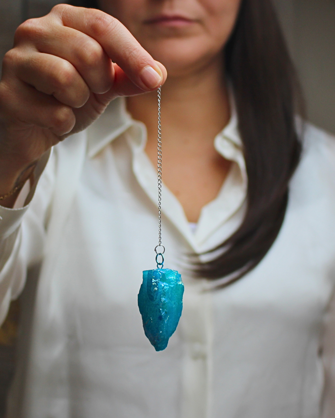 Ce somptueux pendule en quartz Aqua Aura bleu se distingue par son éclat iridescent et sa vibration apaisante. Sa finition brute préserve la force naturelle du cristal tout en offrant une beauté céleste, presque magique.
Idéal pour les travaux de radiesthésie, les soins énergétiques et la méditation intuitive, il aide à apaiser le mental et à clarifier la communication.