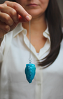 Ce somptueux pendule en quartz Aqua Aura bleu se distingue par son éclat iridescent et sa vibration apaisante. Sa finition brute préserve la force naturelle du cristal tout en offrant une beauté céleste, presque magique.
Idéal pour les travaux de radiesthésie, les soins énergétiques et la méditation intuitive, il aide à apaiser le mental et à clarifier la communication.