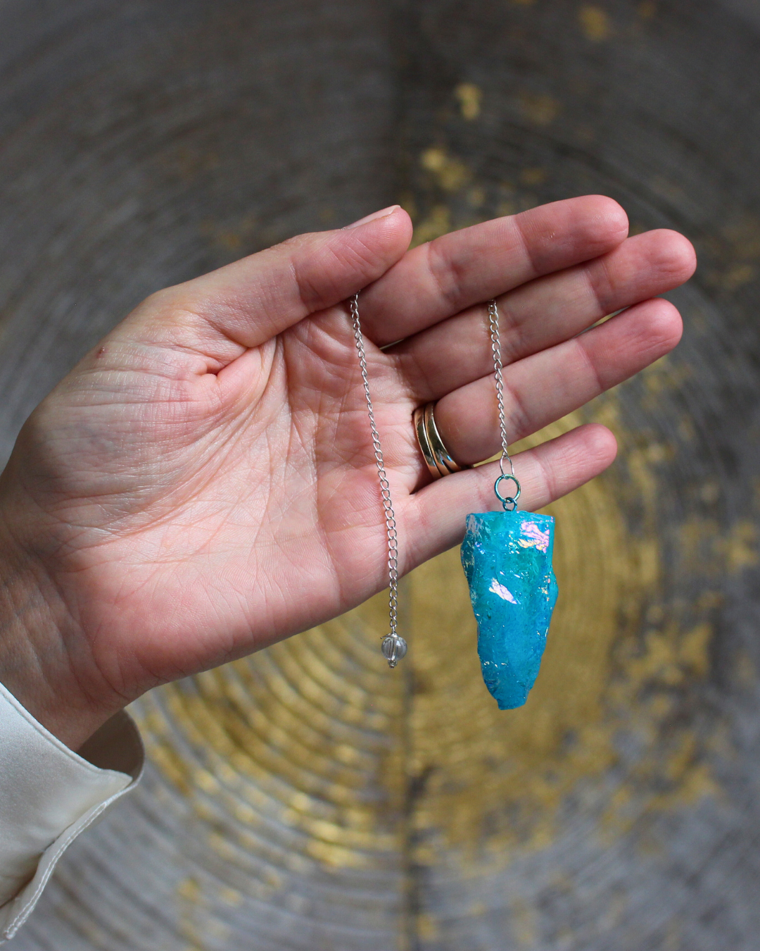 Ce somptueux pendule en quartz Aqua Aura bleu se distingue par son éclat iridescent et sa vibration apaisante. Sa finition brute préserve la force naturelle du cristal tout en offrant une beauté céleste, presque magique.
Idéal pour les travaux de radiesthésie, les soins énergétiques et la méditation intuitive, il aide à apaiser le mental et à clarifier la communication.