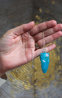 Ce somptueux pendule en quartz Aqua Aura bleu se distingue par son éclat iridescent et sa vibration apaisante. Sa finition brute préserve la force naturelle du cristal tout en offrant une beauté céleste, presque magique.
Idéal pour les travaux de radiesthésie, les soins énergétiques et la méditation intuitive, il aide à apaiser le mental et à clarifier la communication.