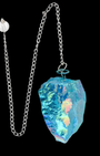 Ce somptueux pendule en quartz Aqua Aura bleu se distingue par son éclat iridescent et sa vibration apaisante. Sa finition brute préserve la force naturelle du cristal tout en offrant une beauté céleste, presque magique.
Idéal pour les travaux de radiesthésie, les soins énergétiques et la méditation intuitive, il aide à apaiser le mental et à clarifier la communication.