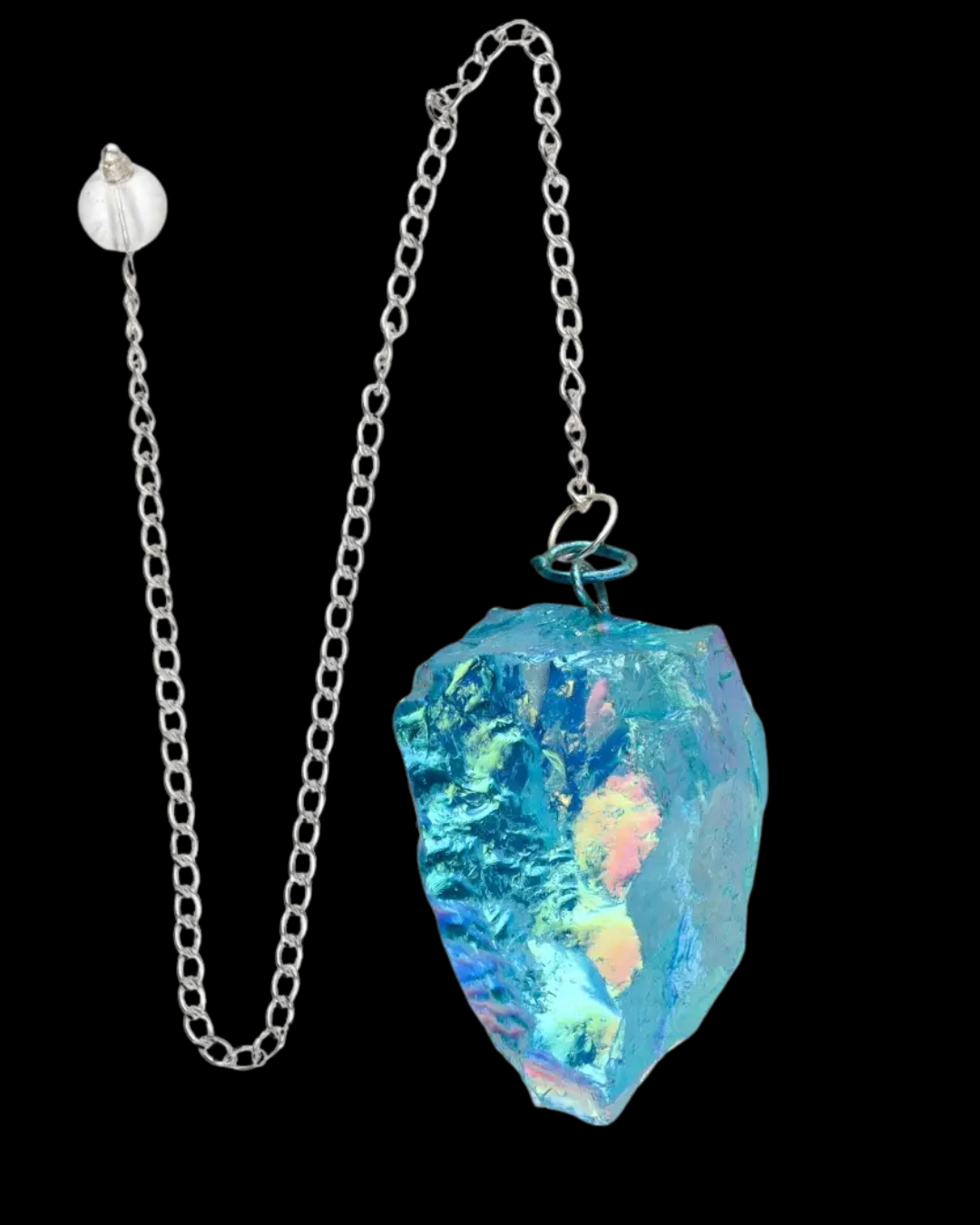 Ce somptueux pendule en quartz Aqua Aura bleu se distingue par son éclat iridescent et sa vibration apaisante. Sa finition brute préserve la force naturelle du cristal tout en offrant une beauté céleste, presque magique.
Idéal pour les travaux de radiesthésie, les soins énergétiques et la méditation intuitive, il aide à apaiser le mental et à clarifier la communication.