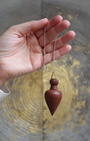 D’une grande sensibilité énergétique, le pendule Goutte est un outil idéal pour la radiesthésie, les soins énergétiques ou la divination. Sa forme en goutte fine lui confère une excellente précision et une grande fluidité dans les mouvements.
Le bois de rose Tipuana est reconnu pour ses vibrations douces et apaisantes. Il favorise la connexion intuitive et aide à canaliser les réponses de manière claire et stable.
