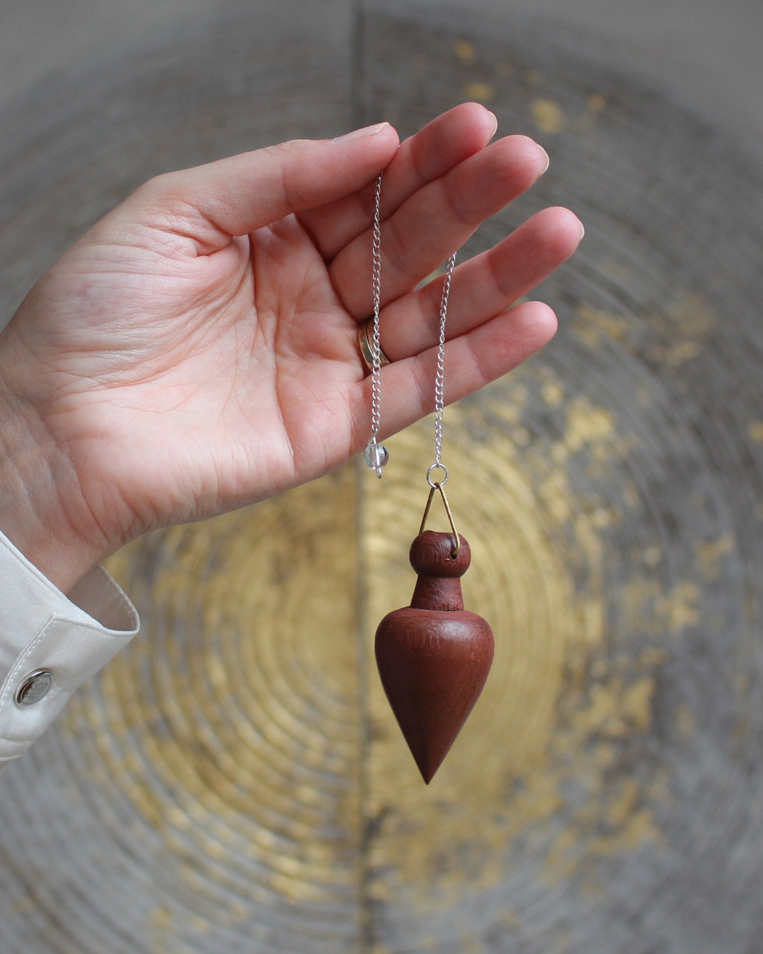 D’une grande sensibilité énergétique, le pendule Goutte est un outil idéal pour la radiesthésie, les soins énergétiques ou la divination. Sa forme en goutte fine lui confère une excellente précision et une grande fluidité dans les mouvements.
Le bois de rose Tipuana est reconnu pour ses vibrations douces et apaisantes. Il favorise la connexion intuitive et aide à canaliser les réponses de manière claire et stable.