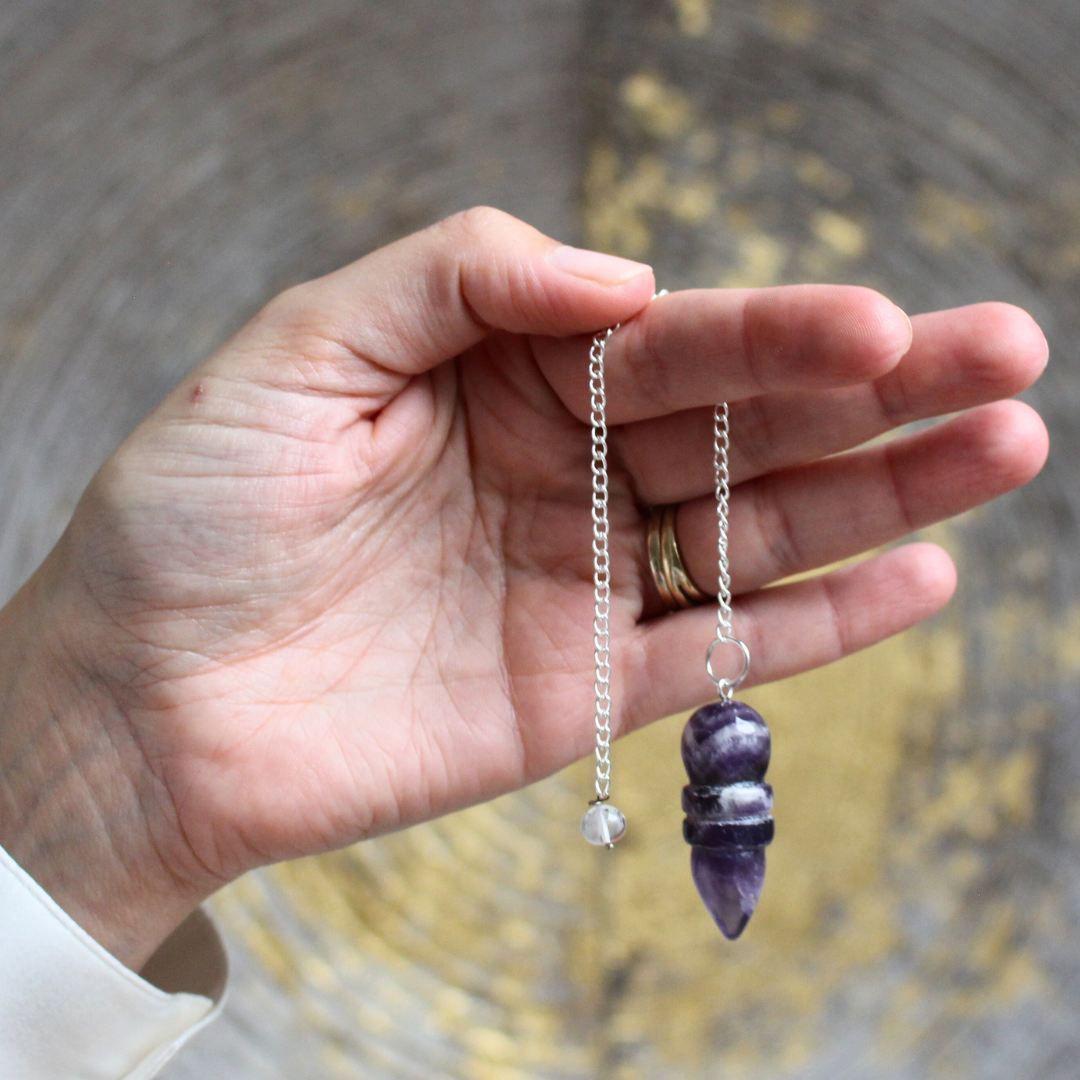 Le pendule égyptien en améthyste combine la forme sacrée égyptienne avec les propriétés protectrices, apaisantes et intuitive de l’améthyste. 