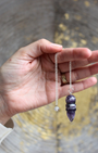 Le pendule égyptien en améthyste combine la forme sacrée égyptienne avec les propriétés protectrices, apaisantes et intuitive de l’améthyste. 