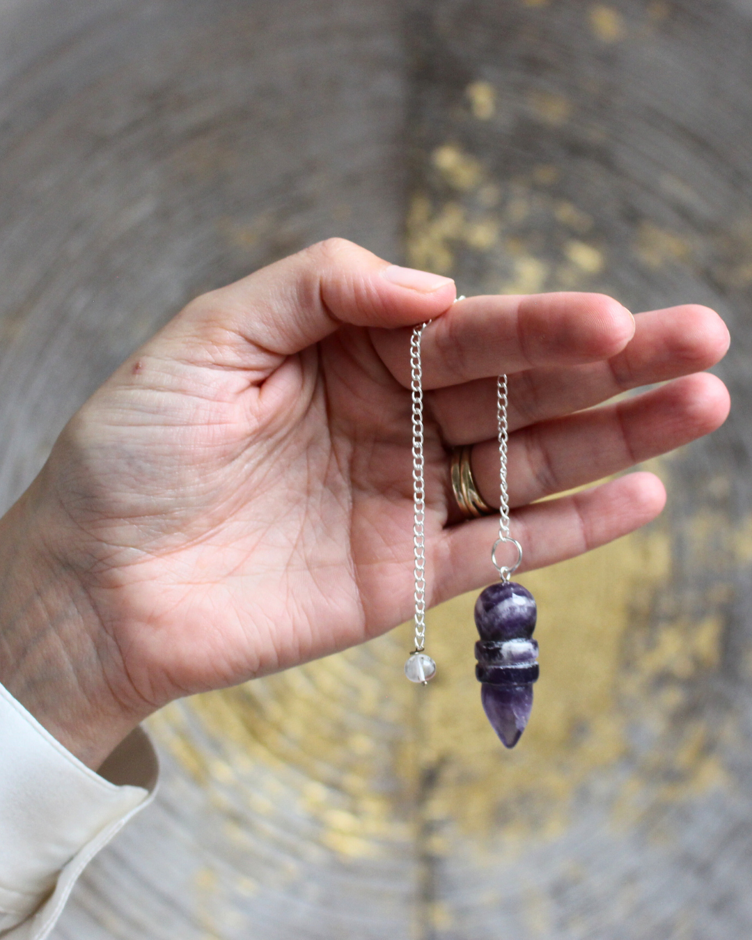 Le pendule égyptien en améthyste combine la forme sacrée égyptienne avec les propriétés protectrices, apaisantes et intuitive de l’améthyste. 