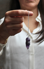 Le pendule égyptien en améthyste combine la forme sacrée égyptienne avec les propriétés protectrices, apaisantes et intuitive de l’améthyste. 
