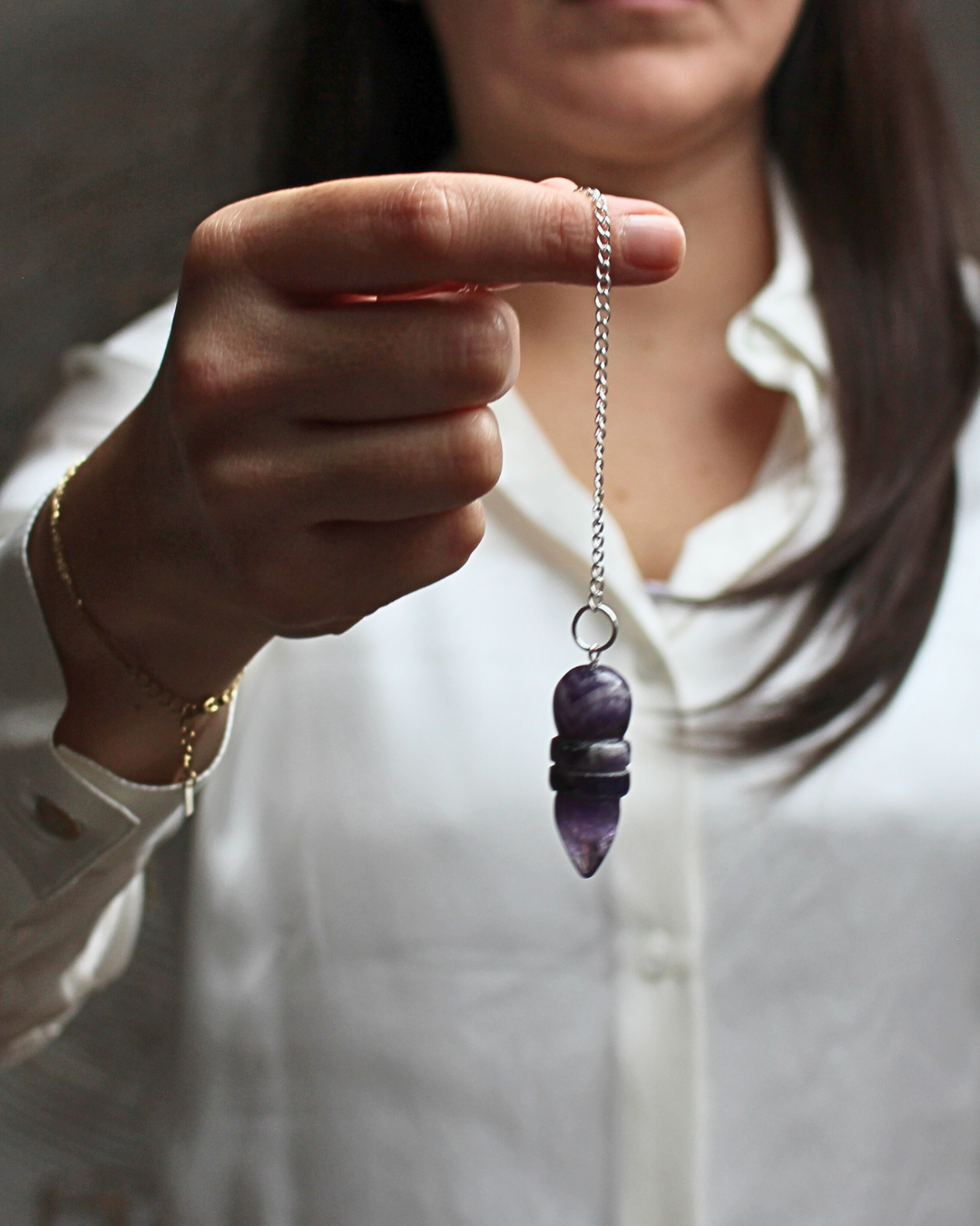 Le pendule égyptien en améthyste combine la forme sacrée égyptienne avec les propriétés protectrices, apaisantes et intuitive de l’améthyste. 
