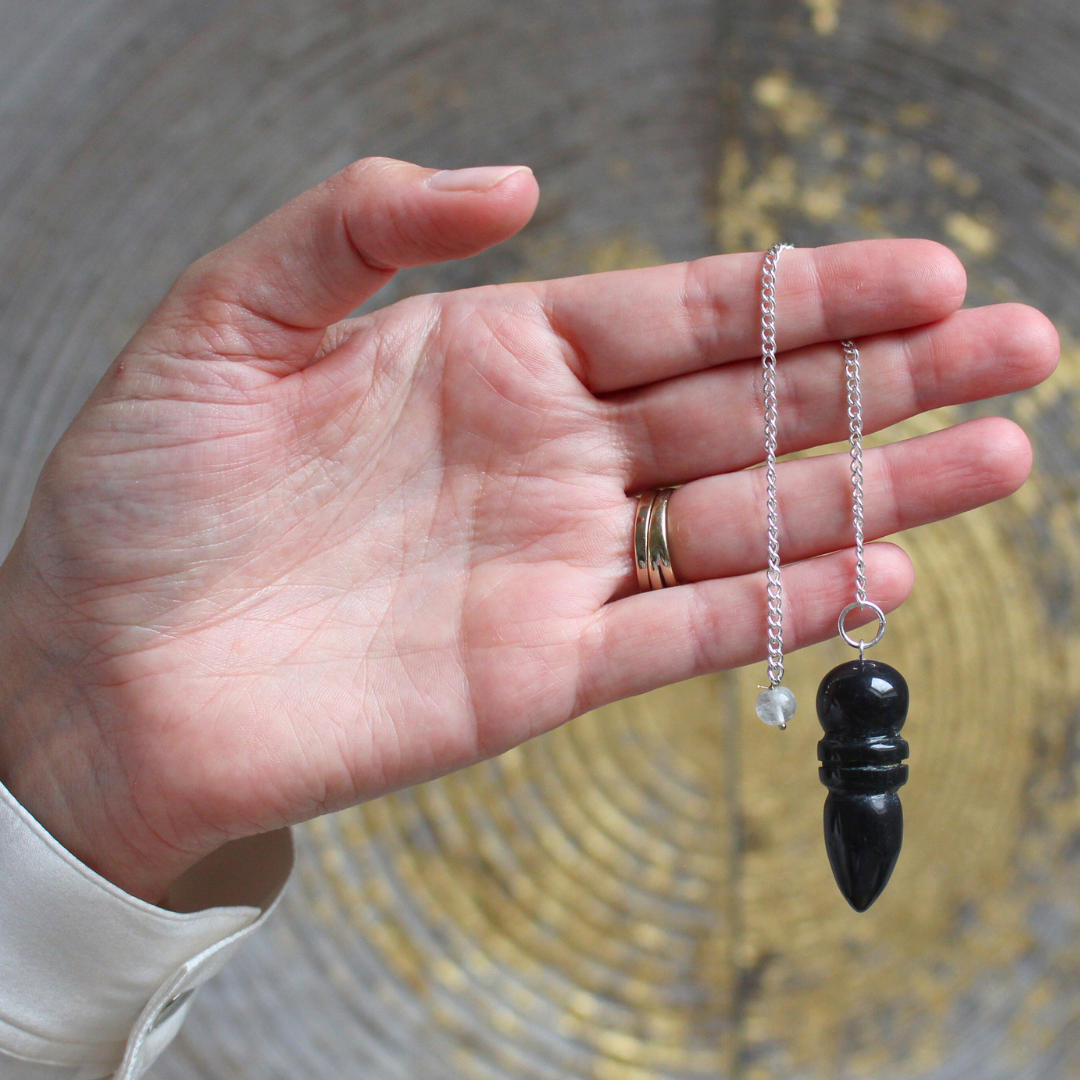 Inspiré des formes sacrées de l’ancienne Égypte, le pendule égyptien en onyx est un outil de radiesthésie à la fois puissant et précis. Symbole d’harmonie entre le ciel et la terre, il canalise l’énergie avec une grande fluidité tout en offrant la protection et la stabilité propres à l’onyx.