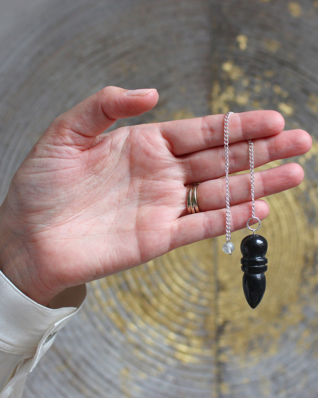 Inspiré des formes sacrées de l’ancienne Égypte, le pendule égyptien en onyx est un outil de radiesthésie à la fois puissant et précis. Symbole d’harmonie entre le ciel et la terre, il canalise l’énergie avec une grande fluidité tout en offrant la protection et la stabilité propres à l’onyx.