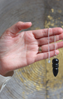 Inspiré des formes sacrées de l’ancienne Égypte, le pendule égyptien en onyx est un outil de radiesthésie à la fois puissant et précis. Symbole d’harmonie entre le ciel et la terre, il canalise l’énergie avec une grande fluidité tout en offrant la protection et la stabilité propres à l’onyx.