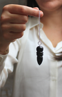 Inspiré des formes sacrées de l’ancienne Égypte, le pendule égyptien en onyx est un outil de radiesthésie à la fois puissant et précis. Symbole d’harmonie entre le ciel et la terre, il canalise l’énergie avec une grande fluidité tout en offrant la protection et la stabilité propres à l’onyx.
