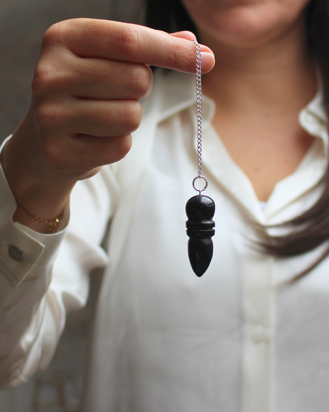 Inspiré des formes sacrées de l’ancienne Égypte, le pendule égyptien en onyx est un outil de radiesthésie à la fois puissant et précis. Symbole d’harmonie entre le ciel et la terre, il canalise l’énergie avec une grande fluidité tout en offrant la protection et la stabilité propres à l’onyx.
