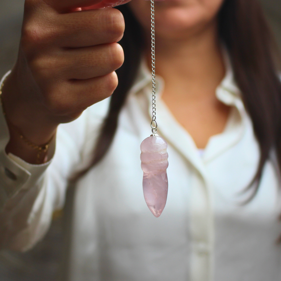 Le pendule égyptien en quartz rose allie la puissance vibratoire des anciens modèles égyptiens à l’énergie douce et bienfaisante du quartz rose.
Élégant et précis, il est idéal pour les travaux de radiesthésie et les soins énergétiques 