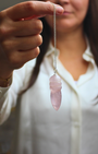 Le pendule égyptien en quartz rose allie la puissance vibratoire des anciens modèles égyptiens à l’énergie douce et bienfaisante du quartz rose.
Élégant et précis, il est idéal pour les travaux de radiesthésie et les soins énergétiques 