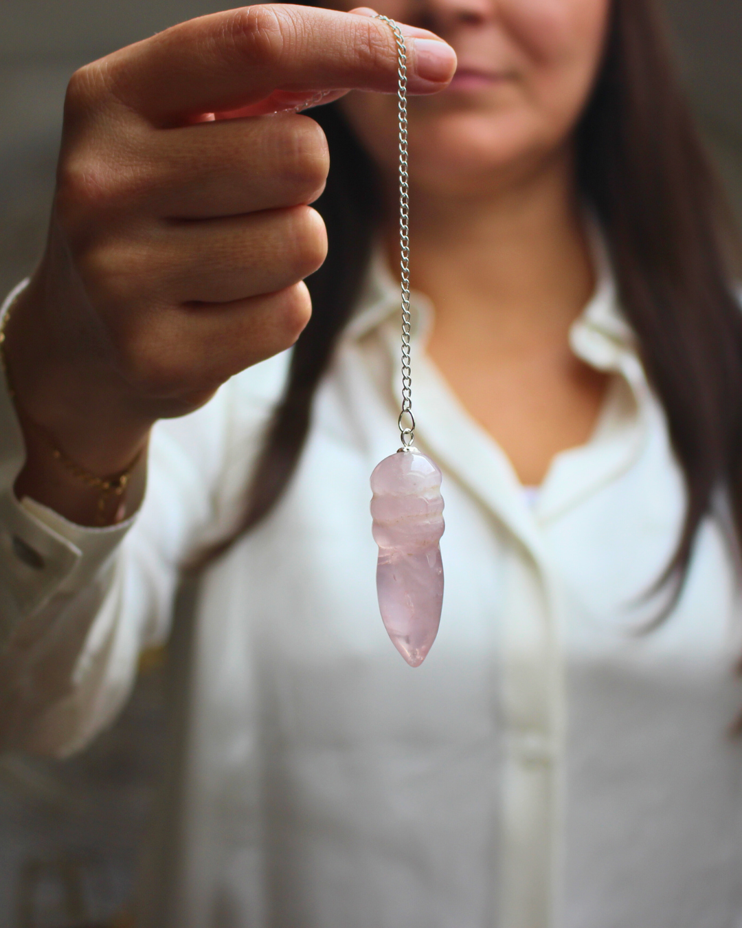 Le pendule égyptien en quartz rose allie la puissance vibratoire des anciens modèles égyptiens à l’énergie douce et bienfaisante du quartz rose.
Élégant et précis, il est idéal pour les travaux de radiesthésie et les soins énergétiques 