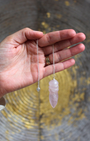 Le pendule égyptien en quartz rose allie la puissance vibratoire des anciens modèles égyptiens à l’énergie douce et bienfaisante du quartz rose.
Élégant et précis, il est idéal pour les travaux de radiesthésie et les soins énergétiques 
