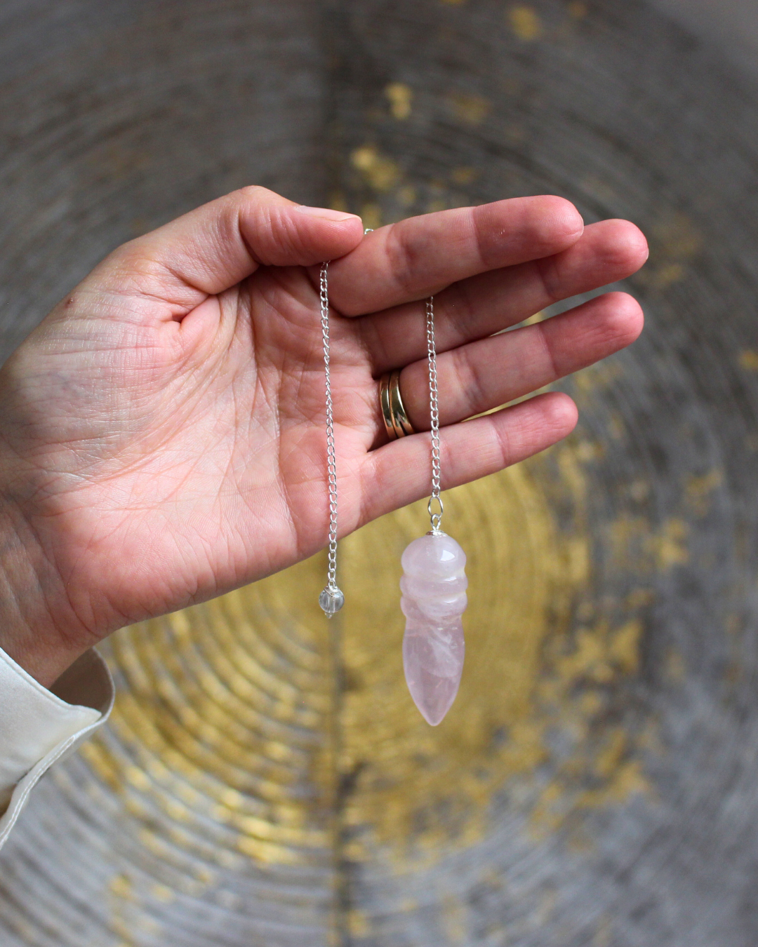 Le pendule égyptien en quartz rose allie la puissance vibratoire des anciens modèles égyptiens à l’énergie douce et bienfaisante du quartz rose.
Élégant et précis, il est idéal pour les travaux de radiesthésie et les soins énergétiques 
