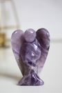 Ange sculpté main en améthyste naturelle qualité A, 5cm, ~38g, origine Brésil. Pierre apaisante, méditation et sommeil. Pièce unique, non traitée.