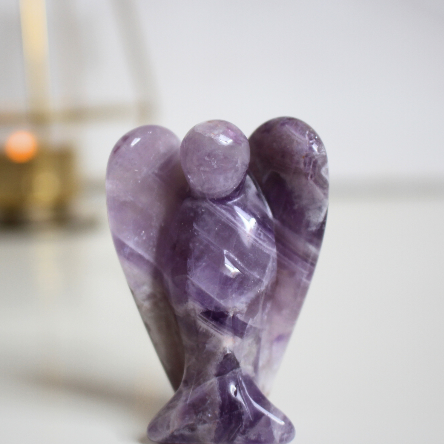 Ange sculpté main en améthyste naturelle qualité A, 5cm, ~38g, origine Brésil. Pierre apaisante, méditation et sommeil. Pièce unique, non traitée.