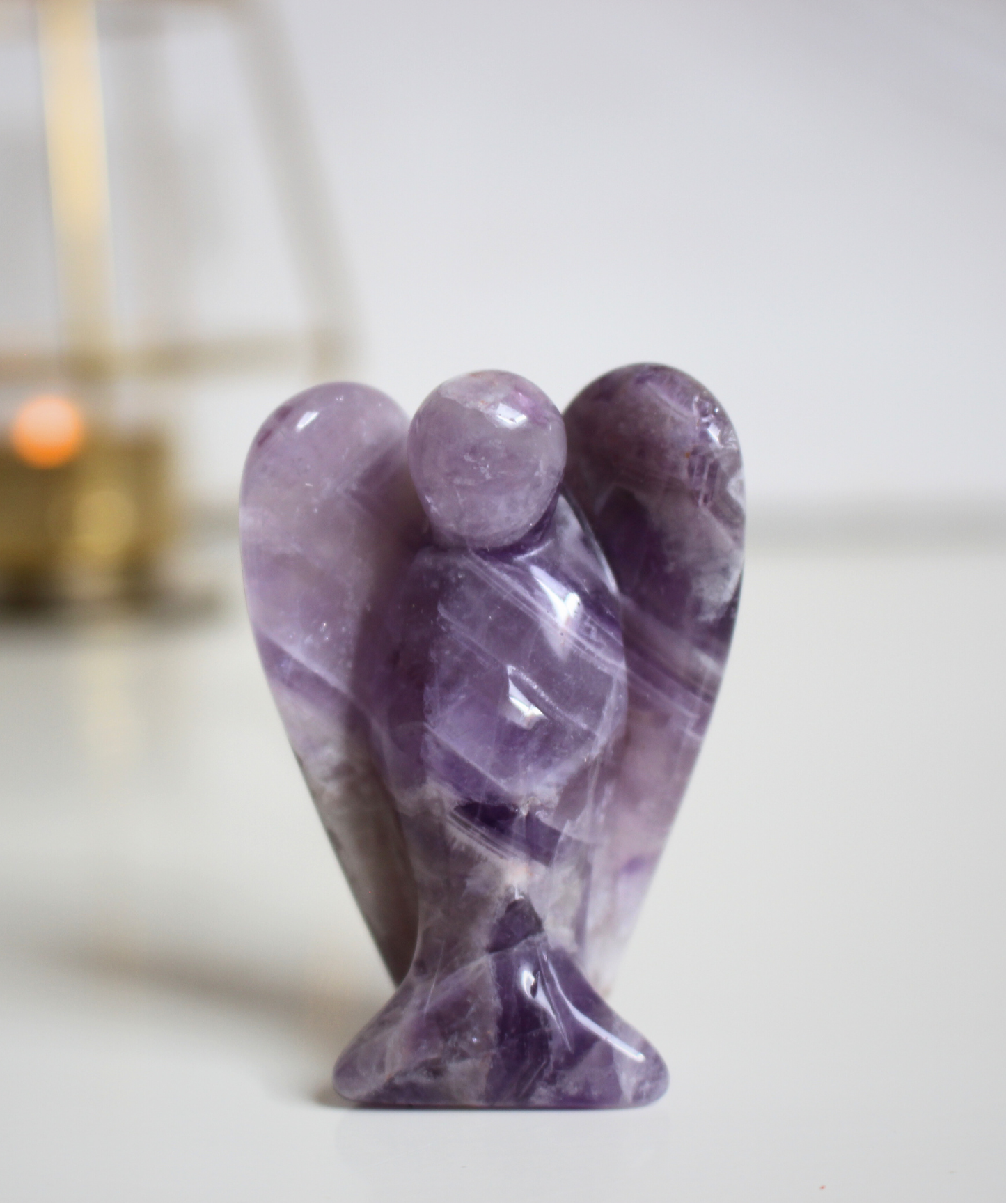 Ange sculpté main en améthyste naturelle qualité A, 5cm, ~38g, origine Brésil. Pierre apaisante, méditation et sommeil. Pièce unique, non traitée.