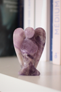 Ange sculpté main en améthyste naturelle qualité A, 5cm, ~38g, origine Brésil. Pierre apaisante, méditation et sommeil. Pièce unique, non traitée.