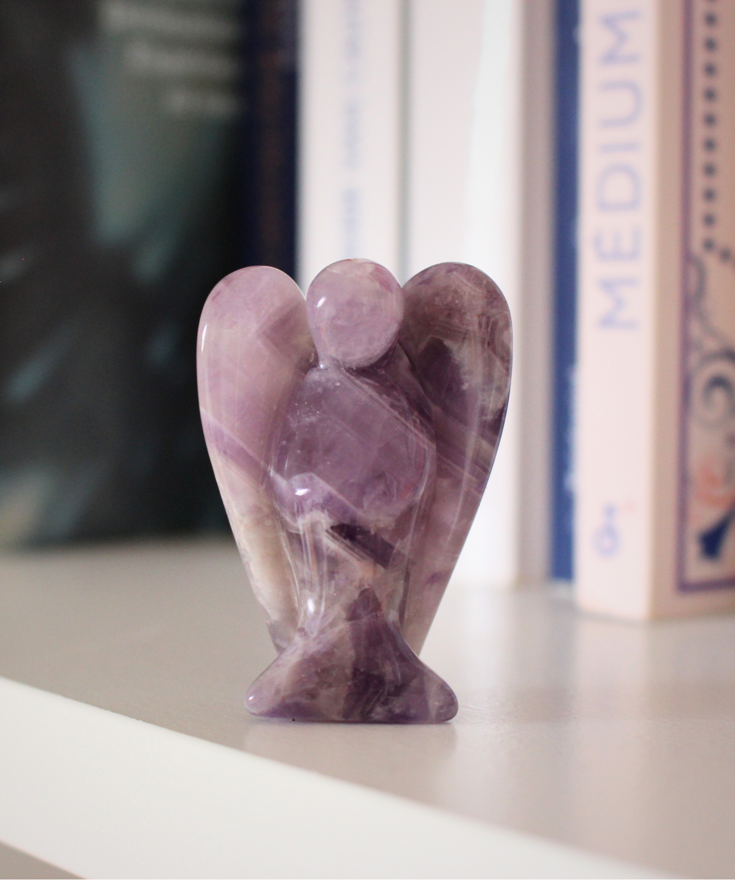 Ange sculpté main en améthyste naturelle qualité A, 5cm, ~38g, origine Brésil. Pierre apaisante, méditation et sommeil. Pièce unique, non traitée.