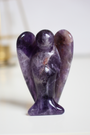 Ange sculpté main en améthyste naturelle qualité A, 5cm, ~39g, origine Brésil. Pierre apaisante, méditation et sommeil. Pièce unique, non traitée.