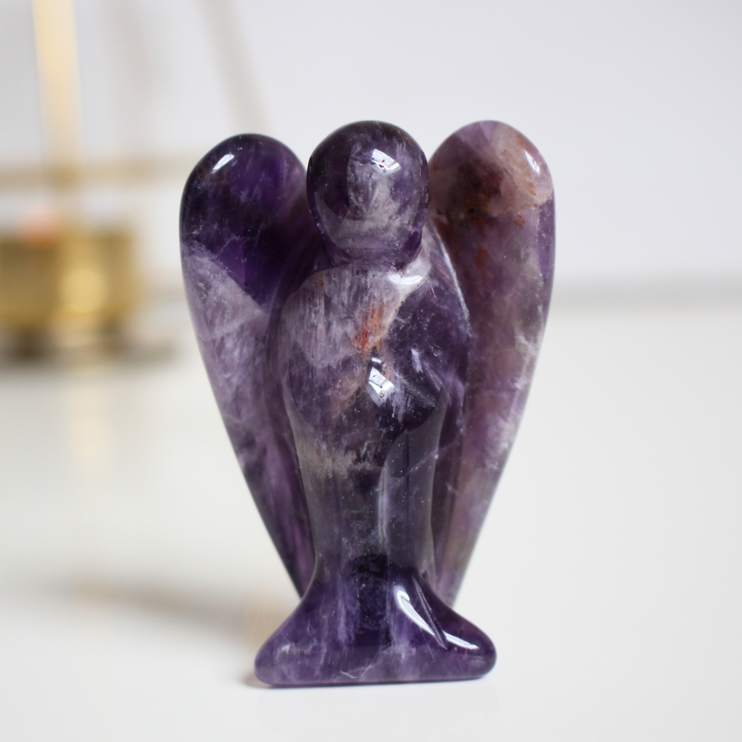 Ange sculpté main en améthyste naturelle qualité A, 5cm, ~39g, origine Brésil. Pierre apaisante, méditation et sommeil. Pièce unique, non traitée.