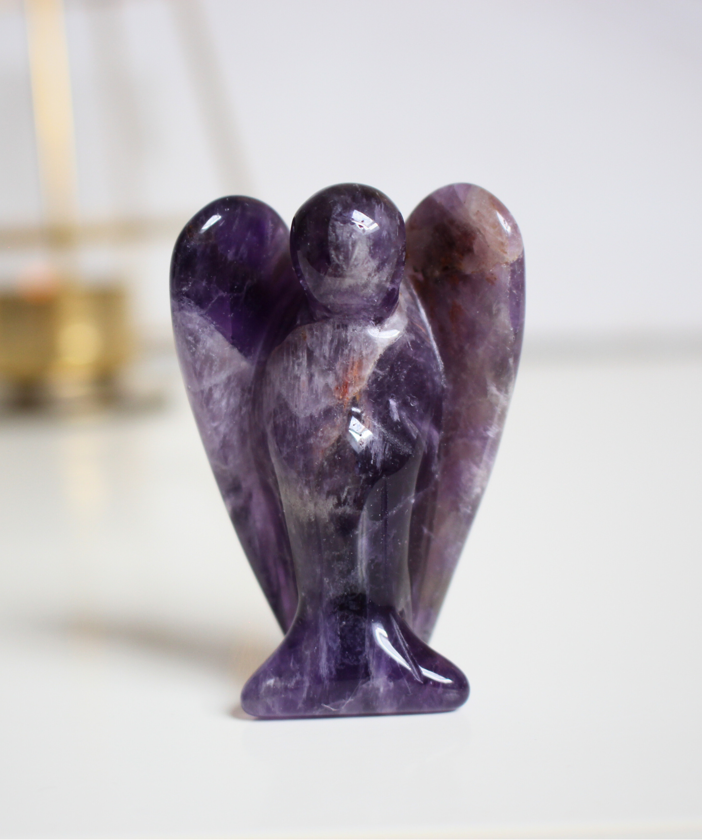 Ange sculpté main en améthyste naturelle qualité A, 5cm, ~39g, origine Brésil. Pierre apaisante, méditation et sommeil. Pièce unique, non traitée.