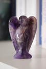 Ange sculpté main en améthyste naturelle qualité A, 5cm, ~39g, origine Brésil. Pierre apaisante, méditation et sommeil. Pièce unique, non traitée.