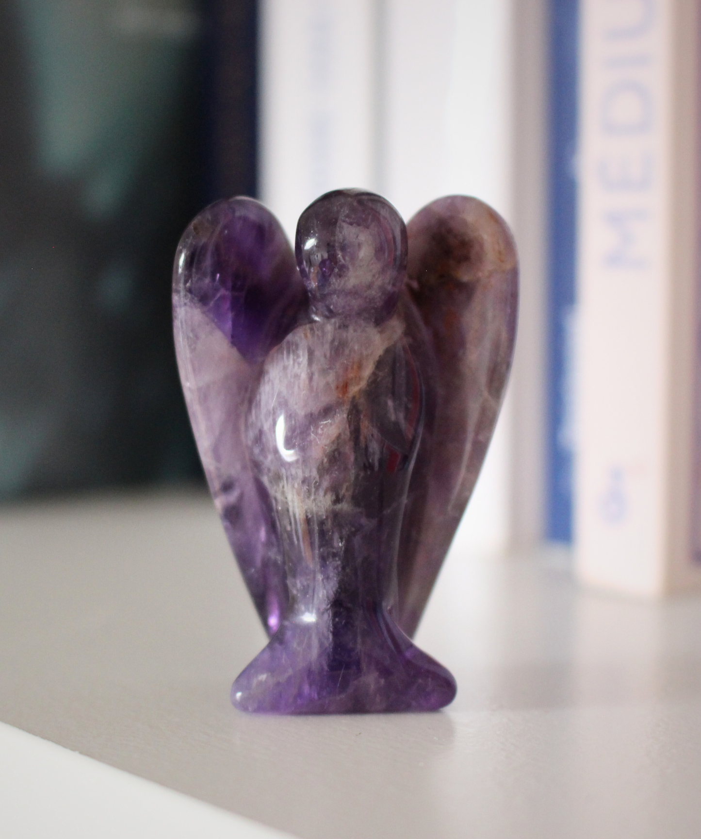 Ange sculpté main en améthyste naturelle qualité A, 5cm, ~39g, origine Brésil. Pierre apaisante, méditation et sommeil. Pièce unique, non traitée.