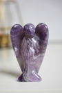 Ange sculpté main en améthyste naturelle qualité A, 5cm, ~35g, origine Brésil. Pierre apaisante, méditation et sommeil. Pièce unique, non traitée.
