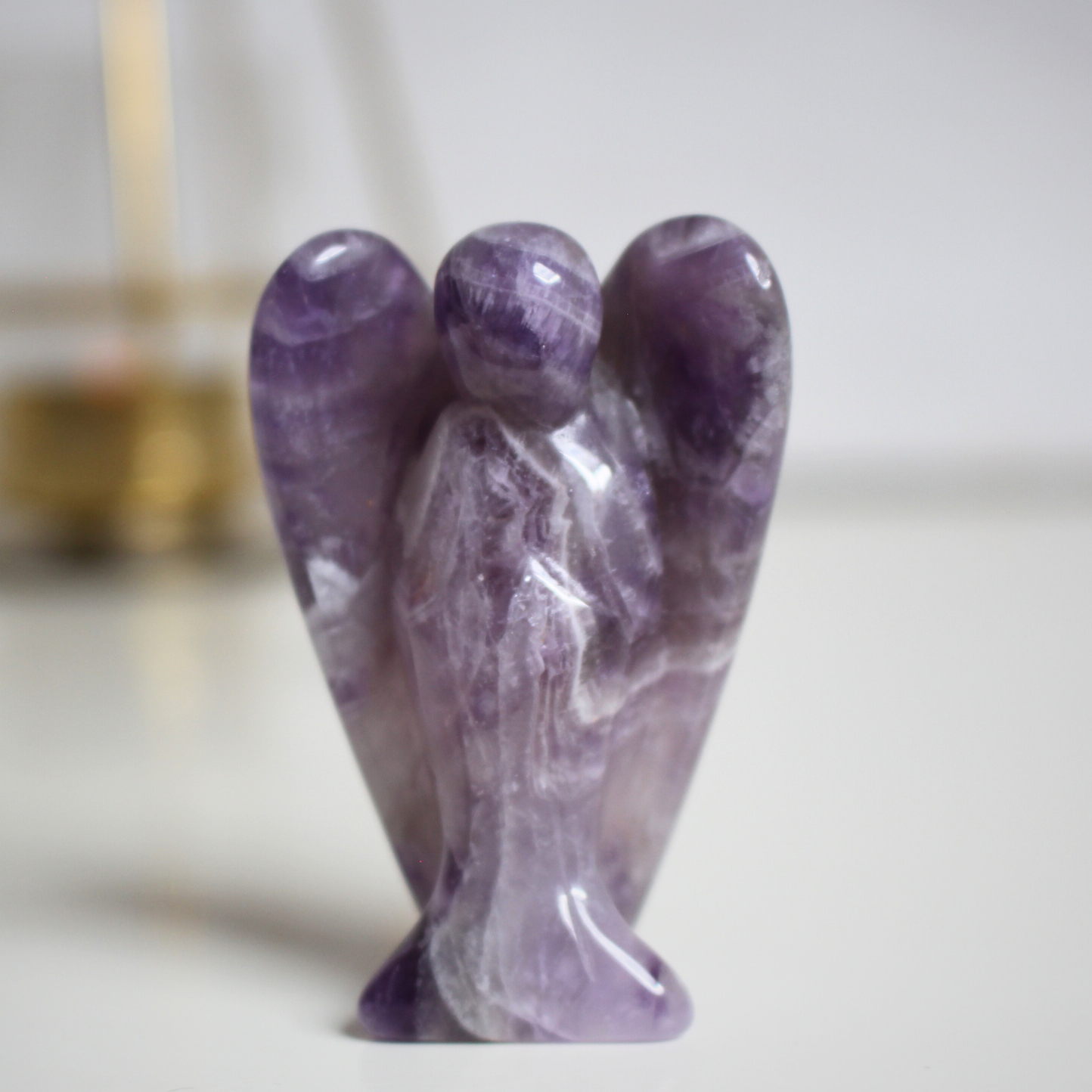 Ange sculpté main en améthyste naturelle qualité A, 5cm, ~35g, origine Brésil. Pierre apaisante, méditation et sommeil. Pièce unique, non traitée.