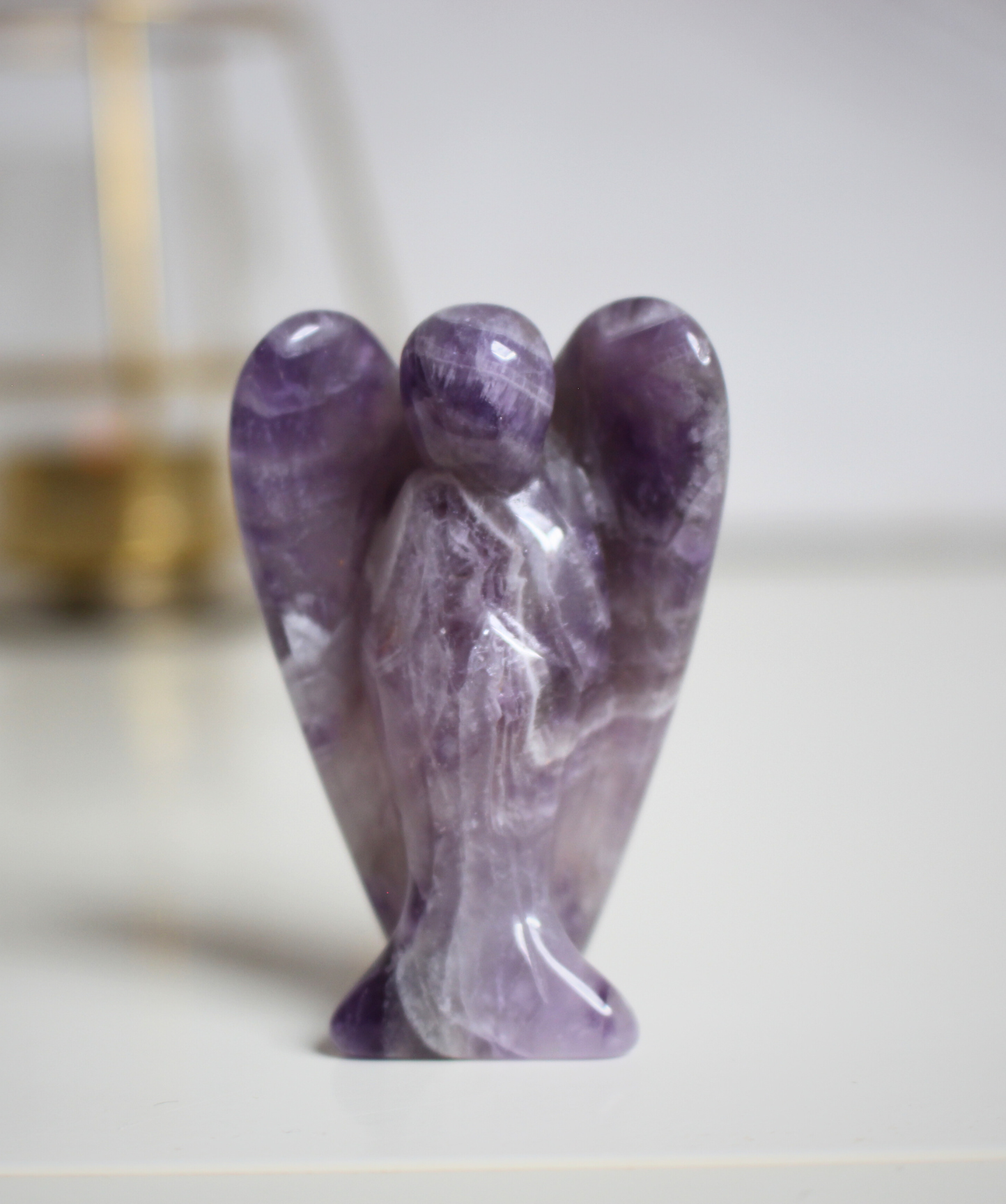 Ange sculpté main en améthyste naturelle qualité A, 5cm, ~35g, origine Brésil. Pierre apaisante, méditation et sommeil. Pièce unique, non traitée.