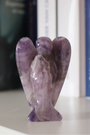Ange sculpté main en améthyste naturelle qualité A, 5cm, ~35g, origine Brésil. Pierre apaisante, méditation et sommeil. Pièce unique, non traitée.