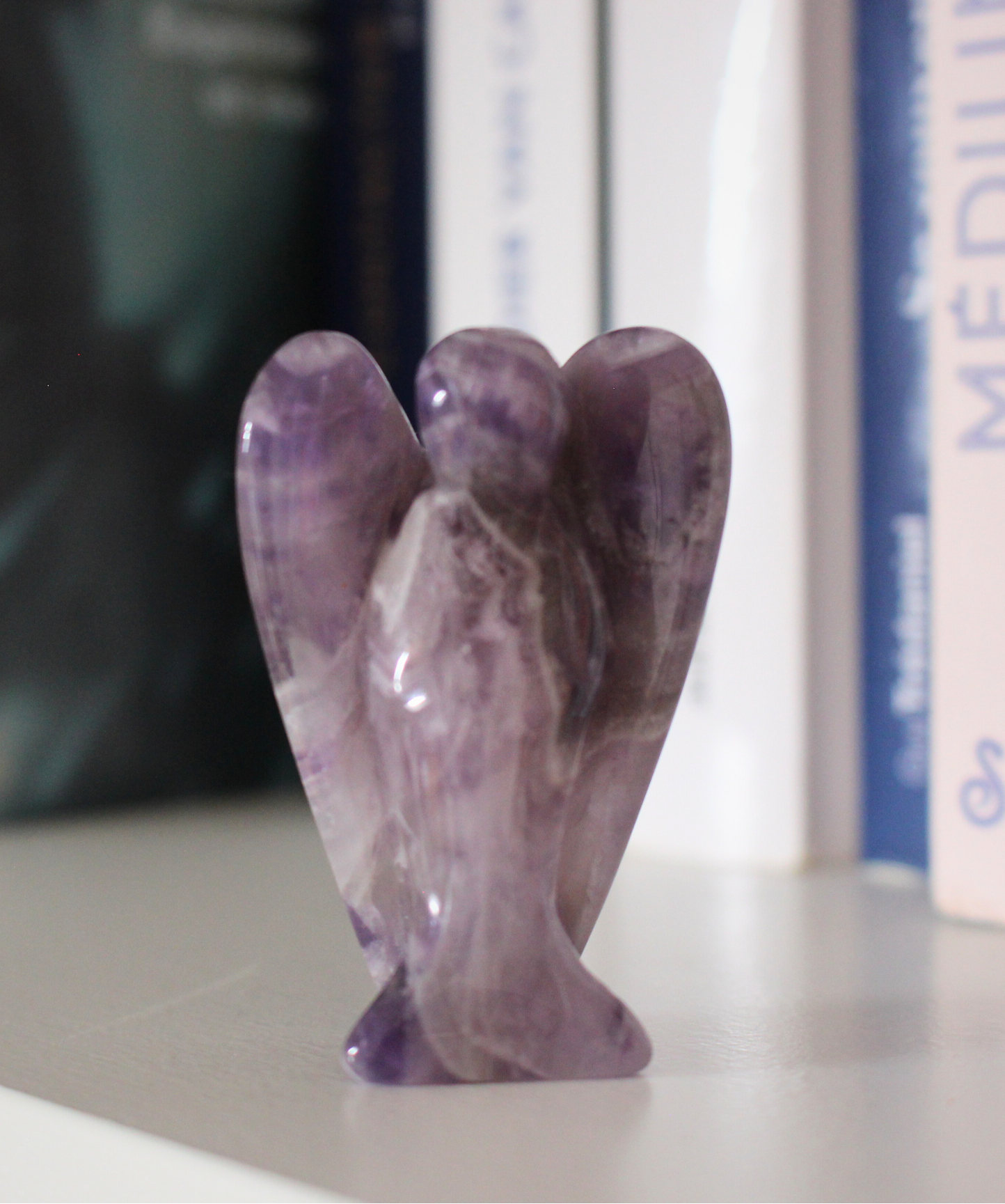 Ange sculpté main en améthyste naturelle qualité A, 5cm, ~35g, origine Brésil. Pierre apaisante, méditation et sommeil. Pièce unique, non traitée.