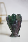 Ange sculpté main en fluorine multicolore naturelle qualité A, 5cm, 27g. Pierre harmonisante, clarté mentale et protection douce. Pièce unique, origine Chine.