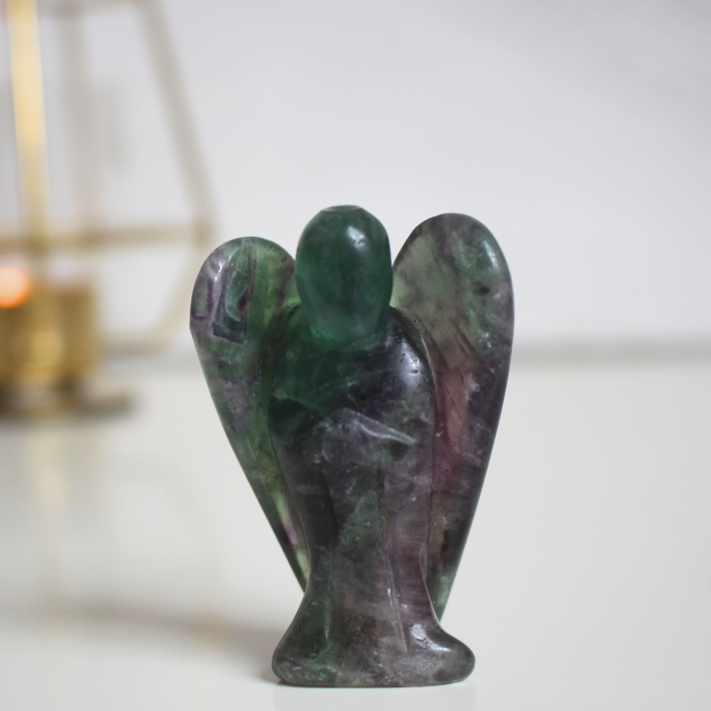 Ange sculpté main en fluorine multicolore naturelle qualité A, 5cm, 27g. Pierre harmonisante, clarté mentale et protection douce. Pièce unique, origine Chine.