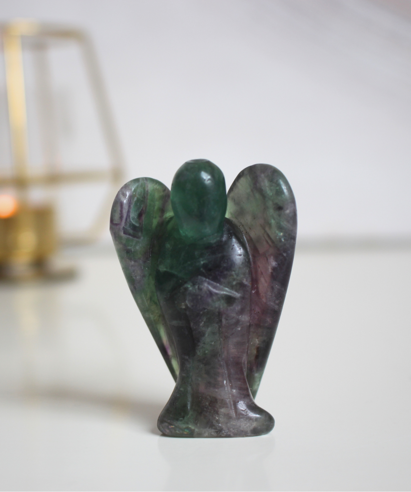 Ange sculpté main en fluorine multicolore naturelle qualité A, 5cm, 27g. Pierre harmonisante, clarté mentale et protection douce. Pièce unique, origine Chine.