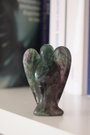 Ange sculpté main en fluorine multicolore naturelle qualité A, 5cm, 27g. Pierre harmonisante, clarté mentale et protection douce. Pièce unique, origine Chine.