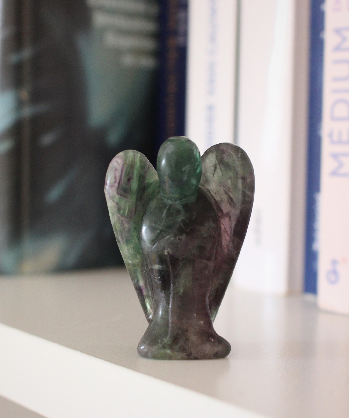 Ange sculpté main en fluorine multicolore naturelle qualité A, 5cm, 27g. Pierre harmonisante, clarté mentale et protection douce. Pièce unique, origine Chine.