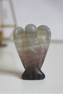 Ange sculpté main en fluorine multicolore naturelle qualité A, 5cm, 49g. Pierre harmonisante, clarté mentale et protection douce. Pièce unique, origine Chine.