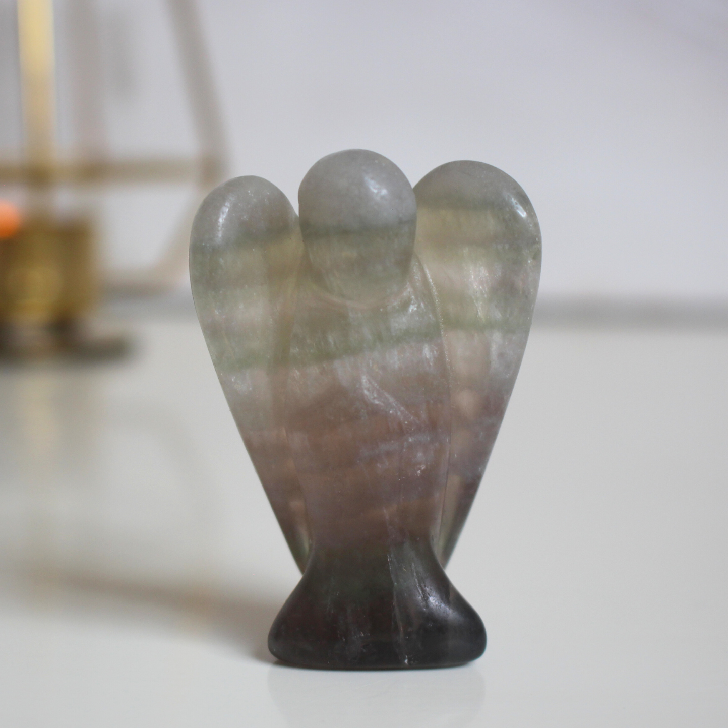 Ange sculpté main en fluorine multicolore naturelle qualité A, 5cm, 49g. Pierre harmonisante, clarté mentale et protection douce. Pièce unique, origine Chine.