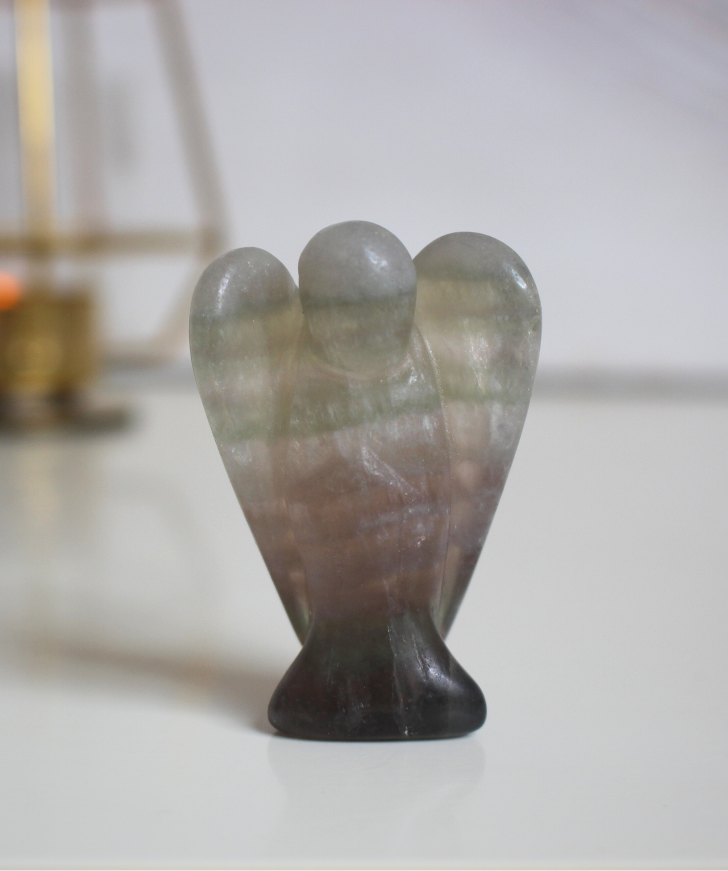 Ange sculpté main en fluorine multicolore naturelle qualité A, 5cm, 49g. Pierre harmonisante, clarté mentale et protection douce. Pièce unique, origine Chine.
