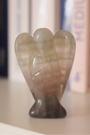 Ange sculpté main en fluorine multicolore naturelle qualité A, 5cm, 49g. Pierre harmonisante, clarté mentale et protection douce. Pièce unique, origine Chine.